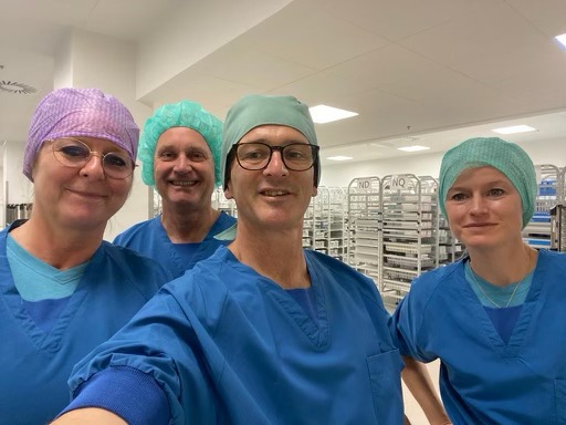 En del af projektgruppen fremviser operationskilter sammen med samarbejdspartnerne fra england.